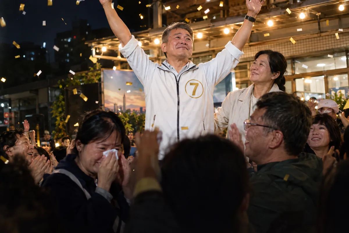 開票夜,候選人舉起雙手,支持者歡呼